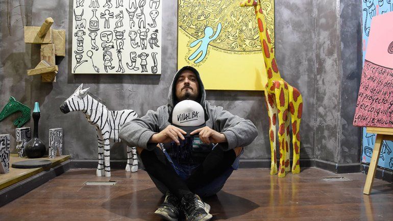 El artista que transforma la vida cotidiana en una fiesta de colores