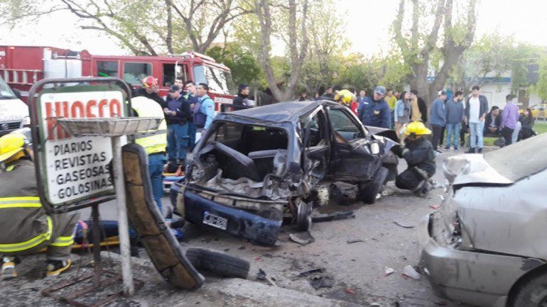 Los vehículos quedaron totalmente destruidos tras el violento impacto en Avenida Olascoaga y Echeverría.
