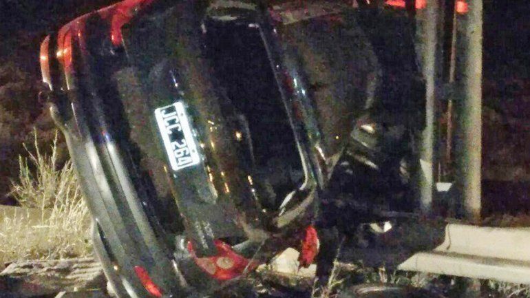 El Peugeot 207 quedó montado sobre un guardarrail.