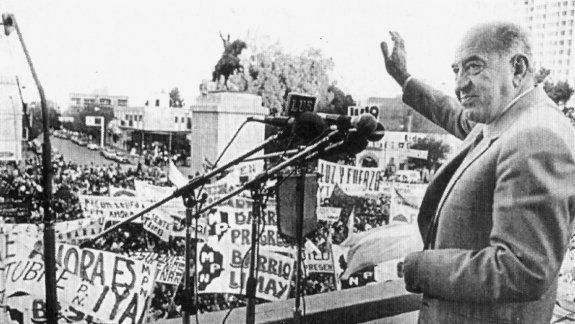 El gobernador electo Felipe Sapag saludando al pueblo desde el balcón, frente al monumento a San Martín.