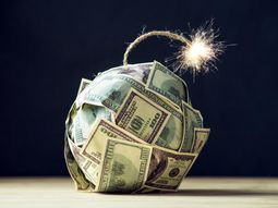 No son pocos los economistas que están previendo la peligrosidad de tener un tipo de cambio retrasado.