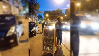 Protesta con pizza gratis en el patio cervecero clausurado