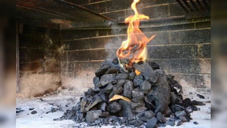 Un truco infalible para encender el fuego del asado.