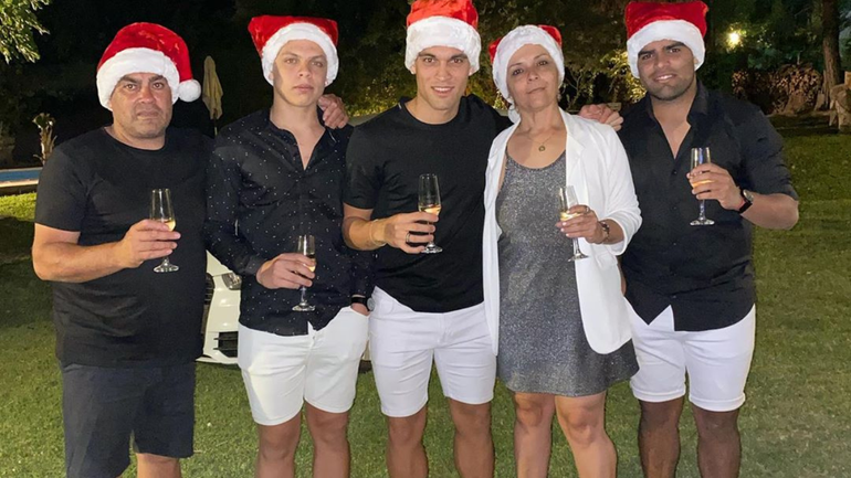 Lautaro Martínez tiene una herencia futbolera de su familia paterna, incluida su abuela. Lautaro Martínez tiene una herencia futbolera de su familia paterna, incluida su abuela.