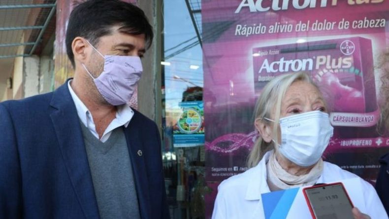 Cumplen 50 años curando neuquinos desde un mostrador de farmacia