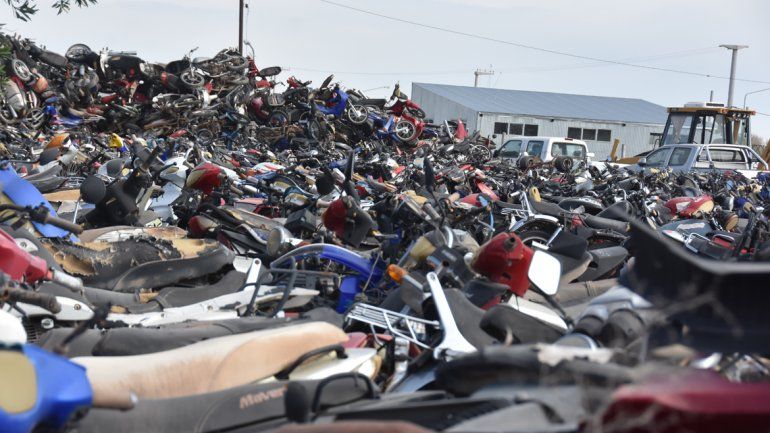 Centenares de vehículos se encuentran abandonados en un depósito del Parque Industrial.