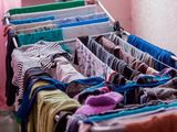 El método japonés para secar ropa dentro de la casa consiste en poner las prendas de mayor a menor en un tender. Foto: LMN.