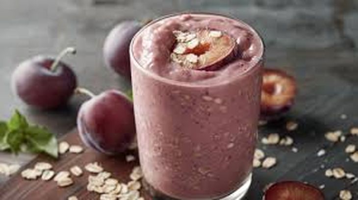 Los licuados de ciruelas contienen más de 15 vitaminas y múltiples minerales. Los licuados de ciruelas contienen más de 15 vitaminas y múltiples minerales.