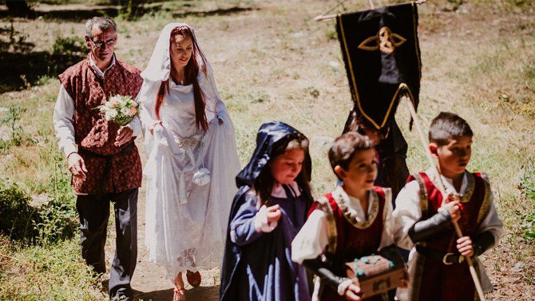 La ceremonia arrancó con un gaitero y la novia entró con un violinista que tocó una versión de la canción de Corazón valiente