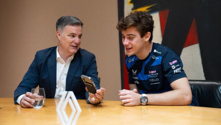 Pablo Sibilla con Franco Colapinto en la reciente visita del piloto a Renault Argentina. Foto: Instagram @pablosibilla.ok. Pablo Sibilla con Franco Colapinto en la reciente visita del piloto a Renault Argentina. Foto: Instagram @pablosibilla.ok.