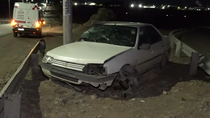 un auto salto un guardarrail, se incrusto en una columna y fue abandonado en ruta 7