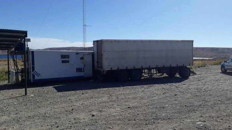 Insólito: un acoplado abandonado por un camionero chocó el puesto policial de Collón Curá