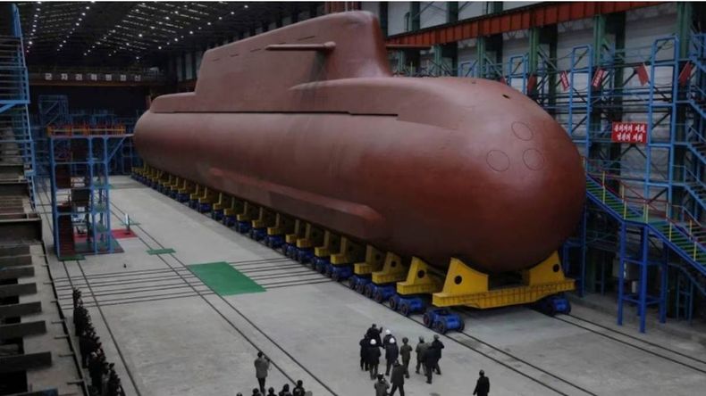 El submarino presentado por de Corea del Norte pesa 8700 toneladas y es una embarcación de propulsión nuclear. | LM Neuquen El submarino presentado por de Corea del Norte pesa 8700 toneladas y es una embarcación de propulsión nuclear.