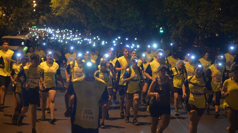 El Neuquén Corre Nocturno iluminó el centro y la barda