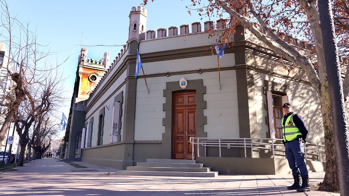 Impulsan una ley para prohibir que los funcionarios cobren por más de un cargo en el Gobierno de Neuquén