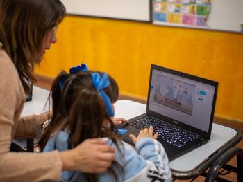 Estudiantes de Sierra Grande acceden a internet vía antenas satelitales de YPF, transformando aulas remotas en espacios conectados. Foto: YPF Estudiantes de Sierra Grande acceden a internet vía antenas satelitales de YPF, transformando aulas remotas en espacios conectados. Foto: YPF