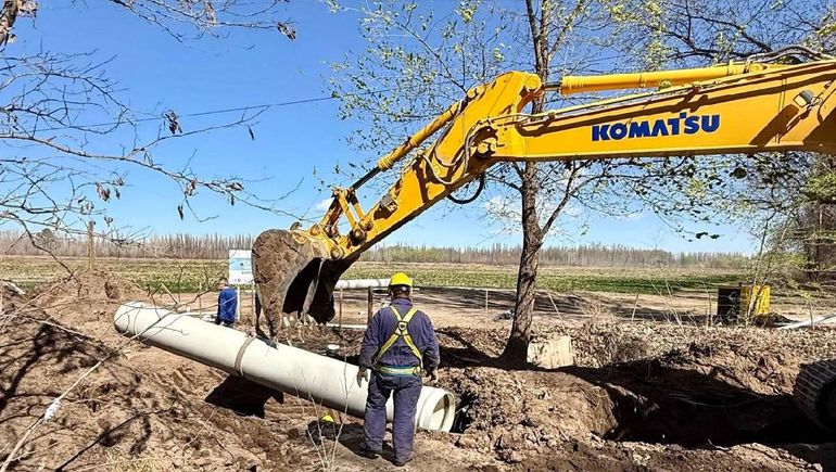 El colector cloacal de la calle 20 en Centenario. Foto: Municipalidad de Centenario.