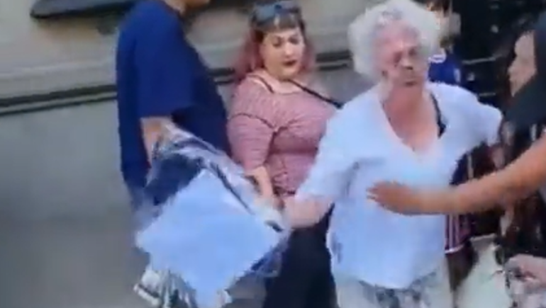 Cansada de no poder caminar por la vereda, les revoleó la mercadería a los manteros