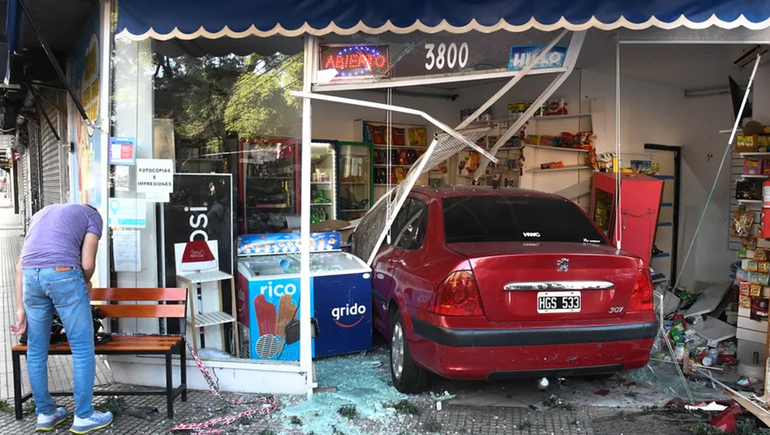 Borracho se metió con el auto a un kiosco: un cliente se salvó de milagro