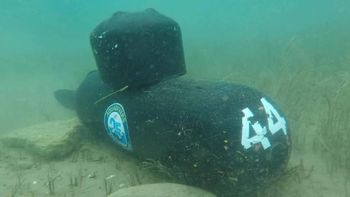 Crece el museo submarino del lago Mari Menuco: sumergieron una réplica del ARA San Juan