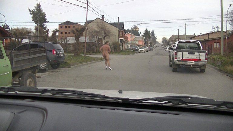 El hombre corrió varias cuadras. Lo demuestra la suciedad de los soquetes.