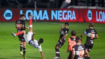 La terrible tijera que metió Rojas tras matarla de pecho y sin dejarla caer. La terrible tijera que metió Rojas tras matarla de pecho y sin dejarla caer.