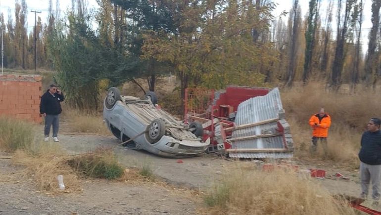 Perdió el control de su auto y se fue contra un santuario del Gauchito Gil