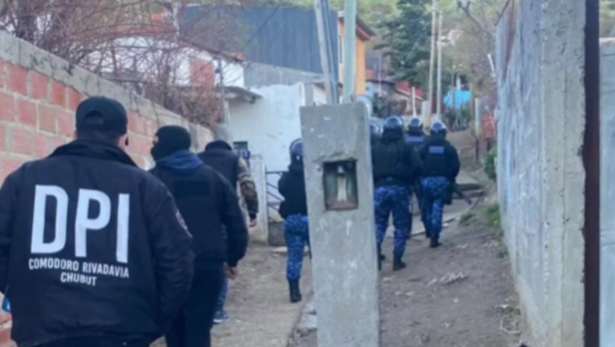 Uno de los procedimientos realizados el miércoles en Comodoro Rivadavia, tras el tiroteo de la semana pasada en el barrio Jorge Newbery.