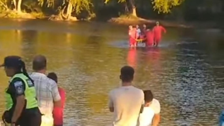 El dramático rescate ocurrió el miércoles por la tarde en el río Limay