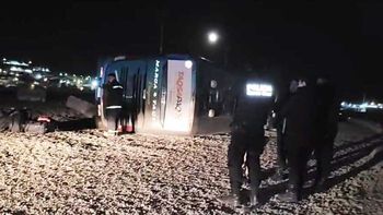 Volcó un colectivo en Caleta Olivia, Santa Cruz. Volcó un colectivo en Caleta Olivia, Santa Cruz.