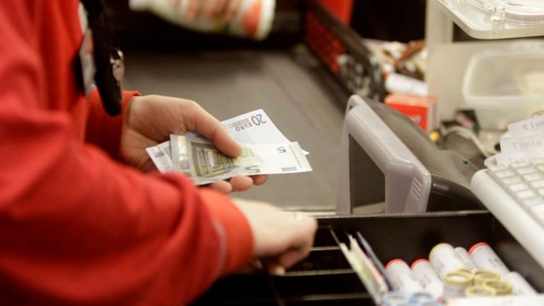 La empleada, con más de 30 años de antigüedad en el supermercado, enfrenta un juicio laboral luego de que la empresa considerara “justa causa” el reemplazo del detergente. La empleada, con más de 30 años de antigüedad en el supermercado, enfrenta un juicio laboral luego de que la empresa considerara “justa causa” el reemplazo del detergente.