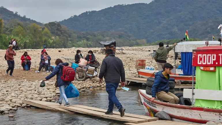 Desde Bolivia aprovechan la caída del peso argentino y arrasan con los alimentos