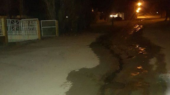 Un río de cloacas y basura inunda a Mariano Moreno