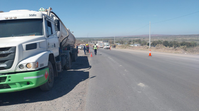 Ruta 7: volcó un camión con agua para un pozo petrolero en Añelo