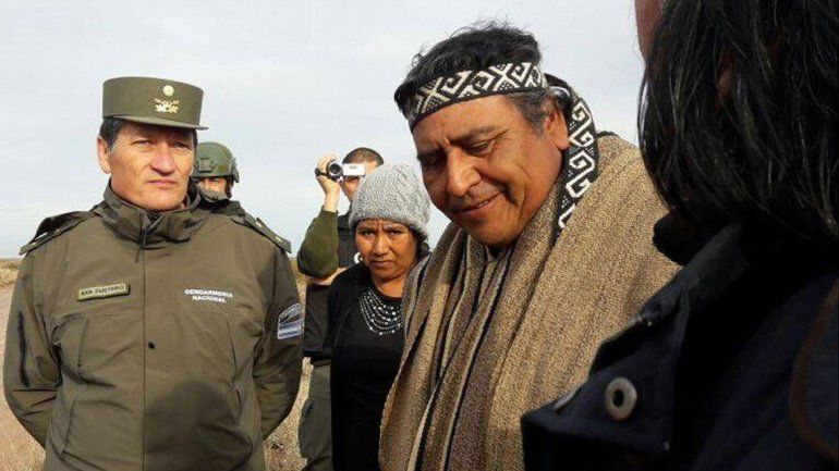 Gendarmes con miembros de una comunidad mapuche en Tratayén.