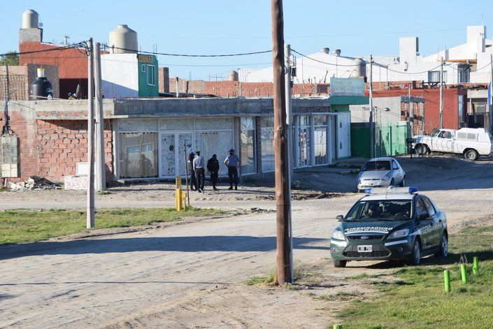 Efectivos de la Polic&iacute;a y Prefectura custodiaron la vivienda de la funcionaria judicial en Las Grutas.&nbsp;