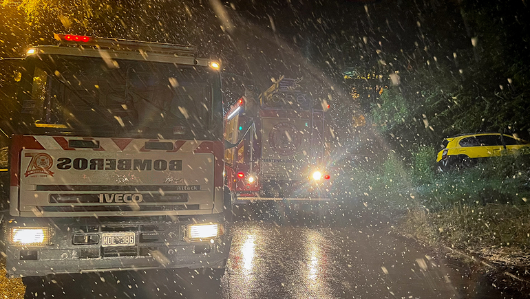 En plena nevada, se incendió una casa en San Martín de los Andes