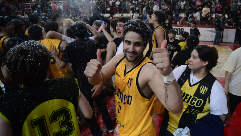 Lucas Romera saluda a la cámara de LM Neuquén en medio de los festejos. Fotos: Claudio Espinoza