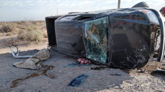 Una camioneta chocó desde atrás a un camión y volcó: hay dos heridos