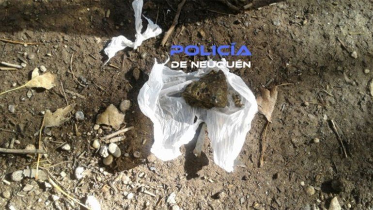 Fumaban marihuana en el Paseo de la Costa y terminaron presos