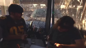 el momento en el que dos chicos grababan un podcast y casi mueren el momento en el que dos chicos grababan un podcast y casi mueren