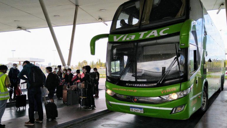 Salud y CNRT controlan los micros que llegan a la Terminal de Neuqu&eacute;n para prevenir el coronavirus.