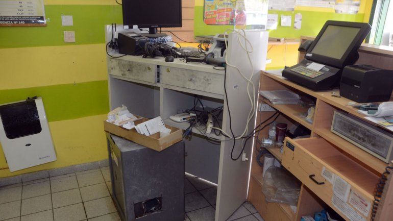 El ladrón rompió las rejas de una ventana y fue directo a la caja fuerte