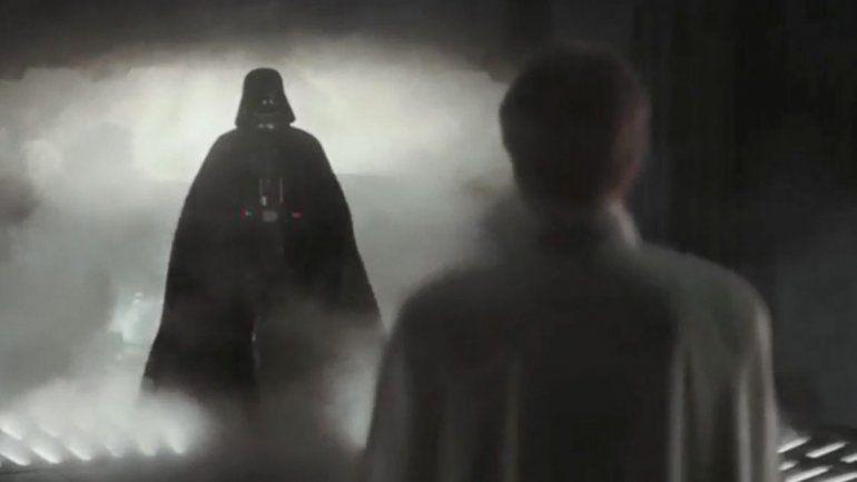 Darth Vader aparece en la película con la impresionante voz de James Earl Jones.