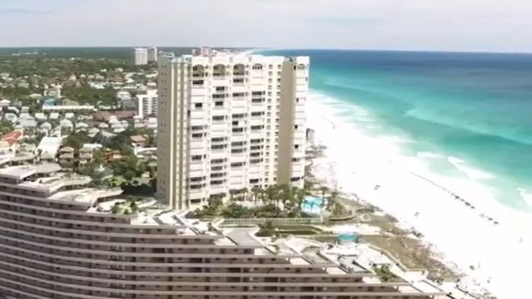 Dejaron a un bebé solo en la playa para ir a pasear con sus otros tres hijos: la insólita explicación Dejaron a un bebé solo en la playa para ir a pasear con sus otros tres hijos: la insólita explicación