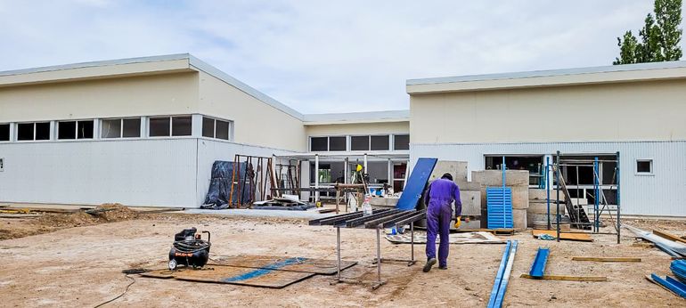 El presupuesto 2023 tendrá $10 mil millones para obras y mantenimiento escolar