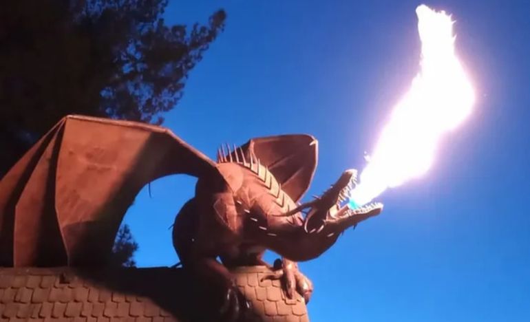 El dragón de fuego de Trevelin, una de las primeras esculturas del artista Tomás Shinelli, que tiene trabajos distribuidos en distintos puntos de Chubut. El dragón de fuego de Trevelin, una de las primeras esculturas del artista Tomás Shinelli, que tiene trabajos distribuidos en distintos puntos de Chubut. 