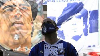 Los hinchas del Lobo le hicieron el aguante desde temprano. Los hinchas del Lobo le hicieron el aguante desde temprano.