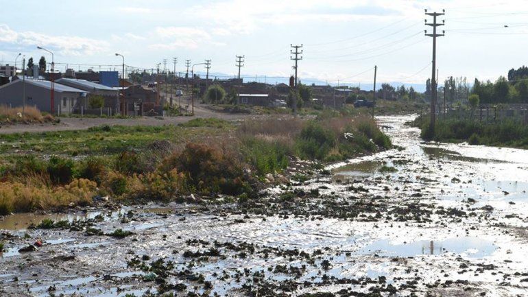 Los derrames son una constante en algunos lugares. Los vecinos temen por la contaminación.