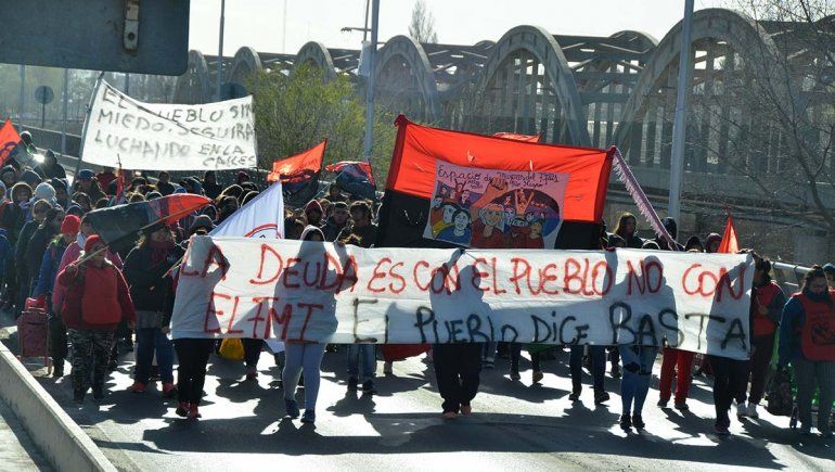 Luego de 4 horas, las organizaciones sociales levantaron el corte en los puentes carreteros